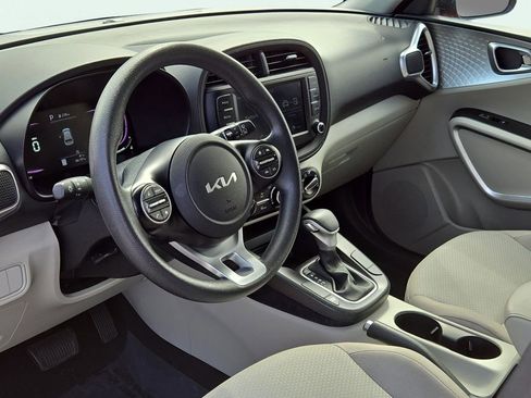 Used 2023 Kia Soul LX w/ LX Technology Package image 18
