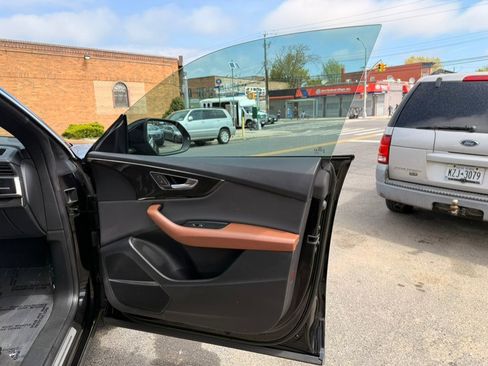 Used 2019 Audi Q8 Premium Plus w/ Premium Plus AWD/4WD image 23
