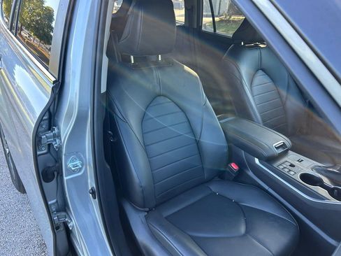 Used 2024 Toyota Highlander XLE image 15