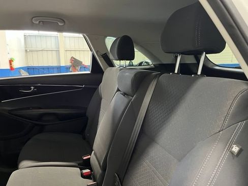 Used 2019 Kia Sorento FWD image 18