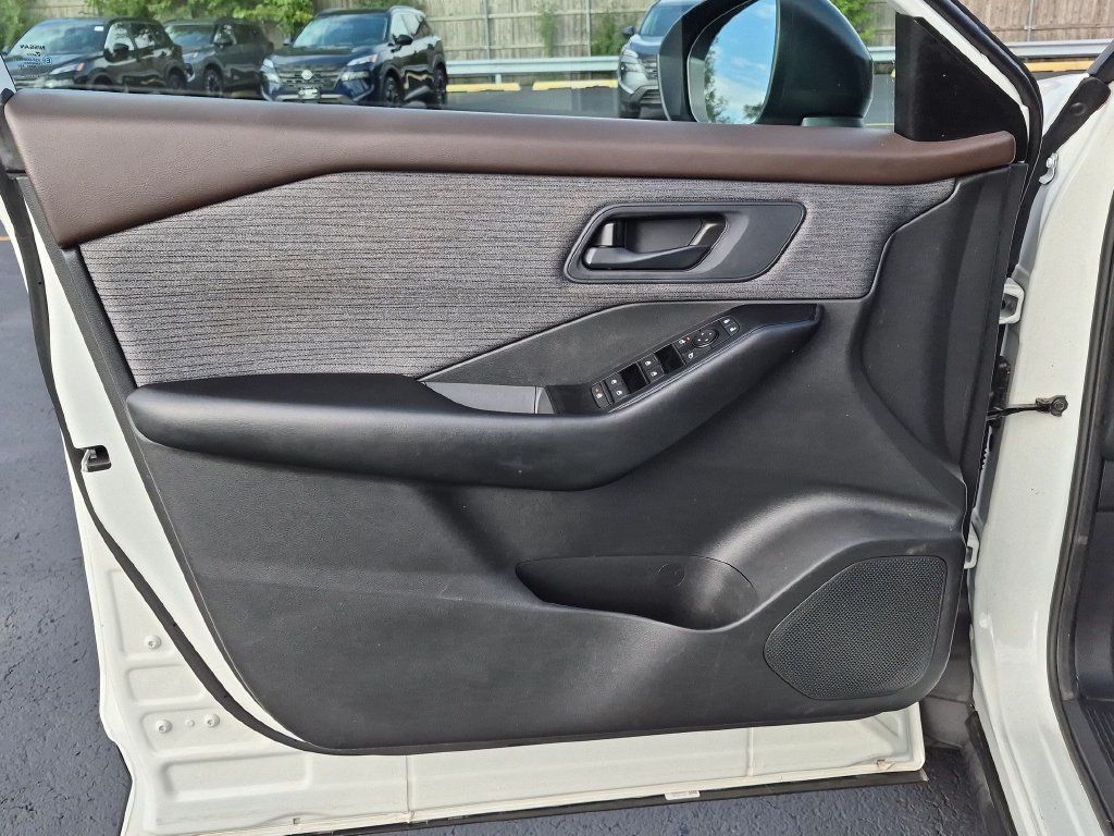 Used 2023 Nissan Rogue S FWD image 12