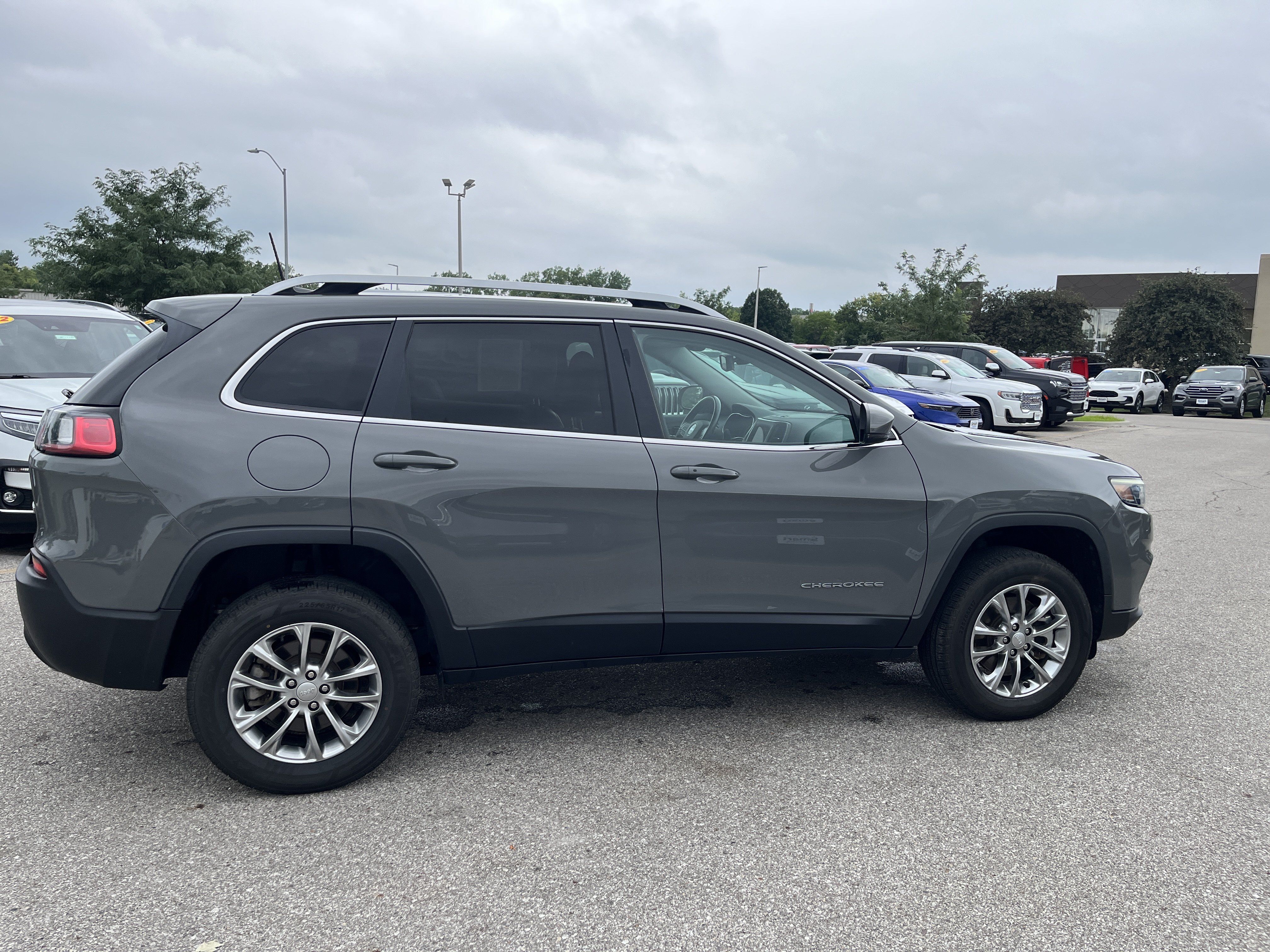 Used 2021 Jeep Cherokee Latitude Lux w/ Trailer Tow Group AWD/4WD image 4