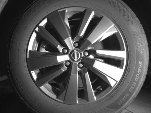 Used 2025 Nissan Pathfinder SV FWD image 12