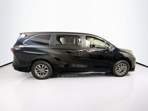 Used 2023 Toyota Sienna XLE FWD image 4