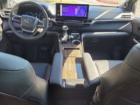 Used 2025 Toyota Sienna Limited image 16