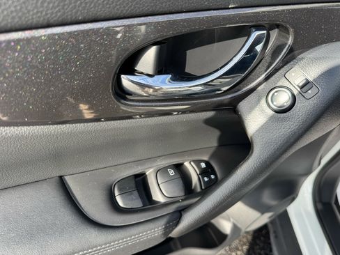 Used 2019 Nissan Rogue SV image 12