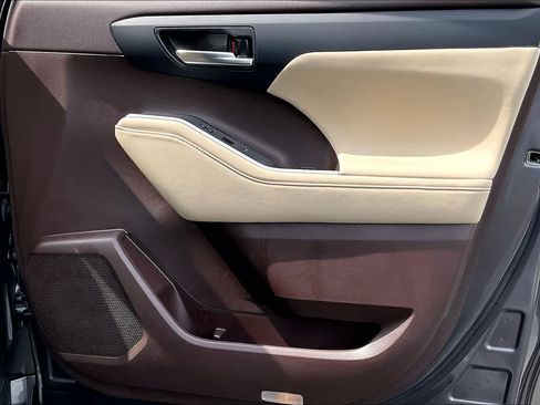 Used 2022 Toyota Highlander XLE FWD image 23