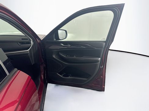 Used 2023 Jeep Grand Cherokee Laredo image 32