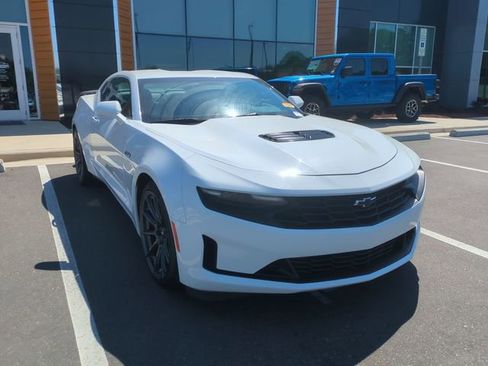Used 2020 Chevrolet Camaro LT w/ Technology Package RWD image 5