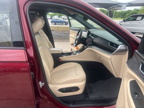 Used 2025 Jeep Grand Cherokee L Limited w/ Luxury Tech Group II AWD/4WD image 16