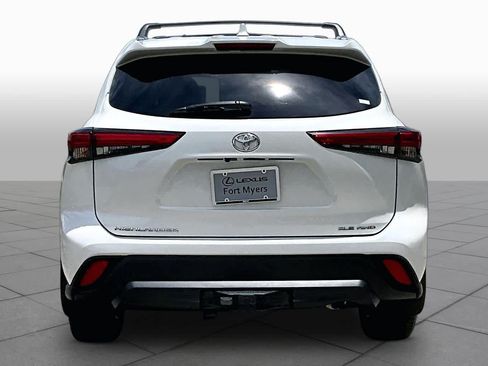Used 2021 Toyota Highlander XLE AWD/4WD image 5