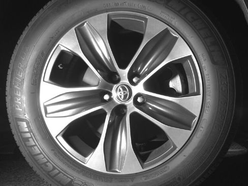 Used 2023 Toyota Highlander XLE image 11