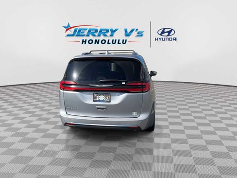 Used 2021 Chrysler Pacifica Touring-L image 7