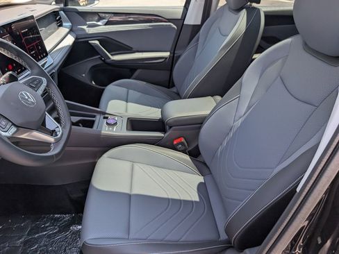 Used 2025 Volkswagen Tiguan SE image 11