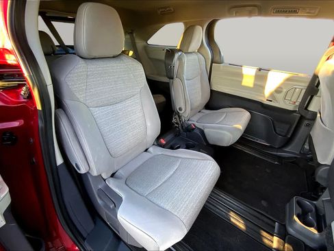 Used 2021 Toyota Sienna LE FWD image 19