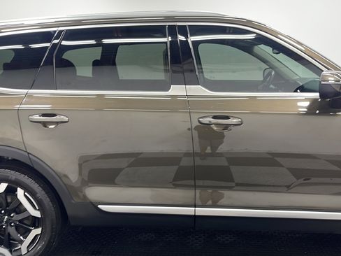 Used 2024 Kia Telluride EX w/ EX Captain's Chair Package AWD/4WD image 22
