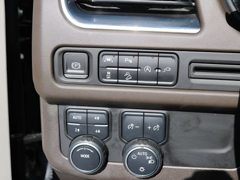 Used 2021 Chevrolet Suburban Z71 w/ Luxury Package AWD/4WD image 13