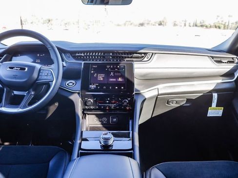 New 2025 Jeep Grand Cherokee Altitude image 12