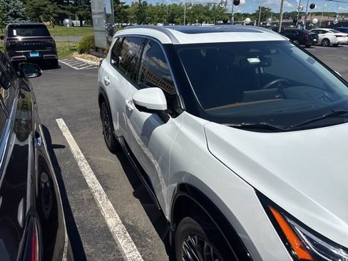 Used 2024 Nissan Rogue Platinum w/ Platinum Premium Package AWD/4WD image 5
