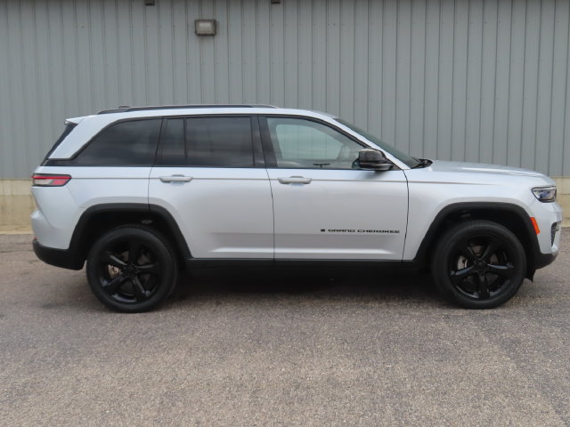 Used 2023 Jeep Grand Cherokee Altitude AWD/4WD image 3