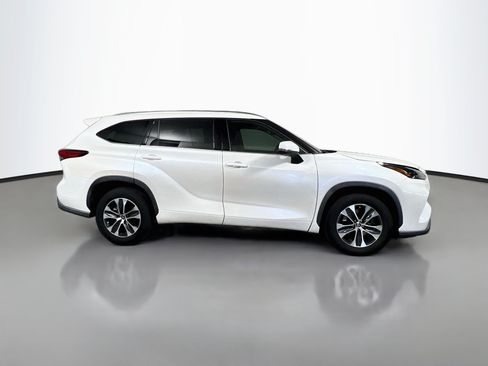 Used 2021 Toyota Highlander XLE FWD image 3