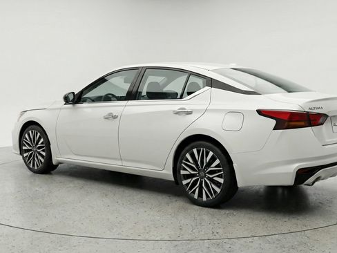 Used 2025 Nissan Altima 2.5 SV image 6