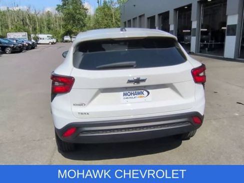 Used 2024 Chevrolet Trax LS w/ LS Convenience Package FWD image 7