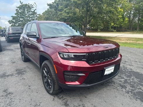 New 2025 Jeep Grand Cherokee Laredo image 3