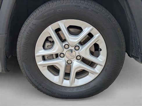 Used 2018 Jeep Compass Sport w/ Tech Group FWD image 9