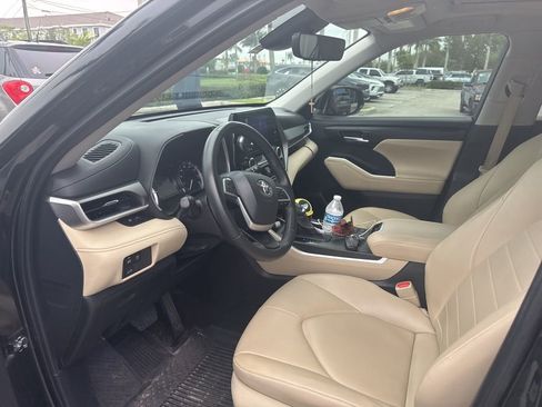 Used 2025 Toyota Highlander XLE image 2