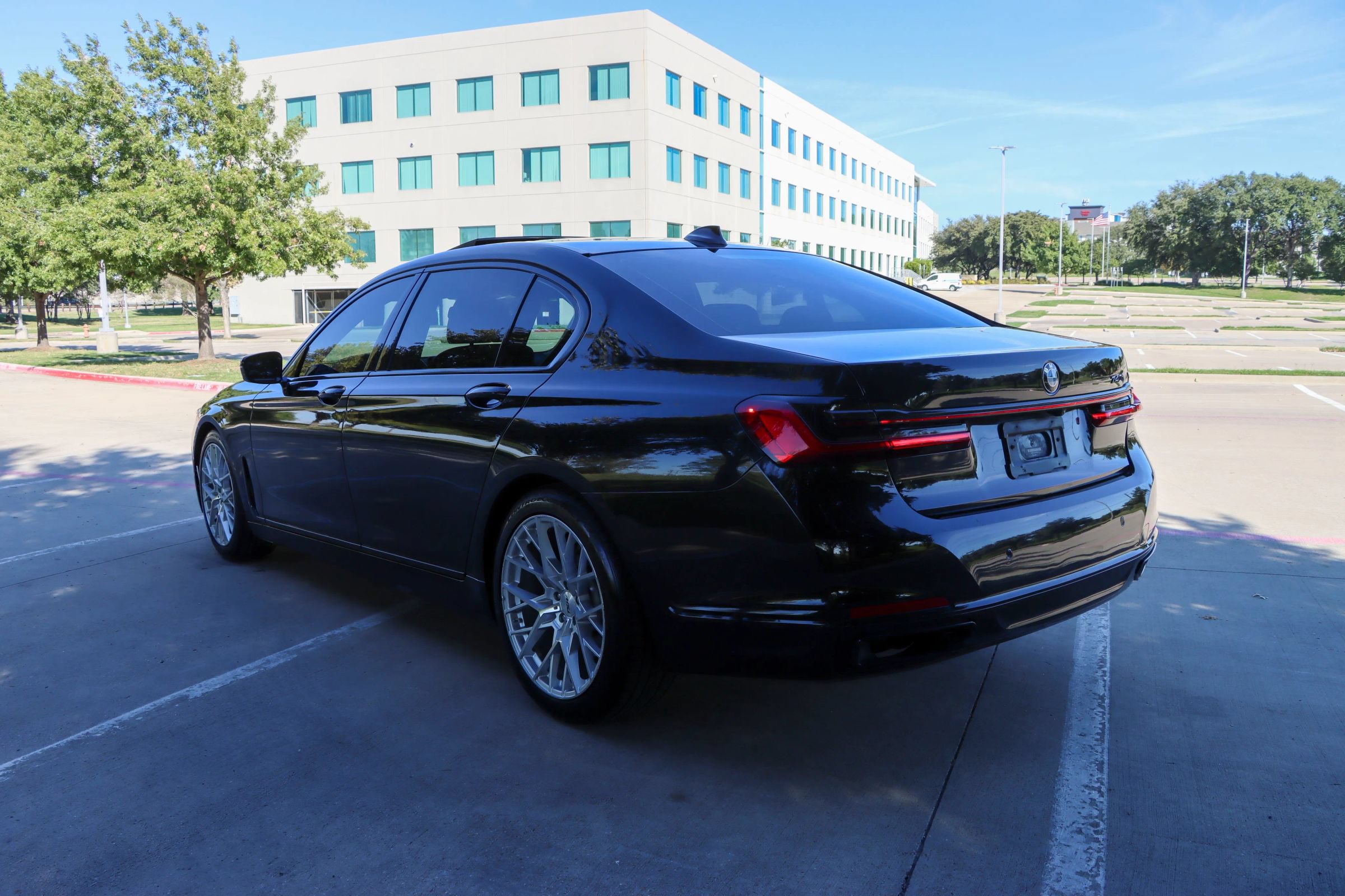 Used 2020 BMW 740i w/ Premium Package RWD image 5