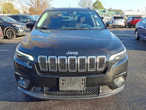 Used 2019 Jeep Cherokee Latitude w/ Cold Weather Group image 2