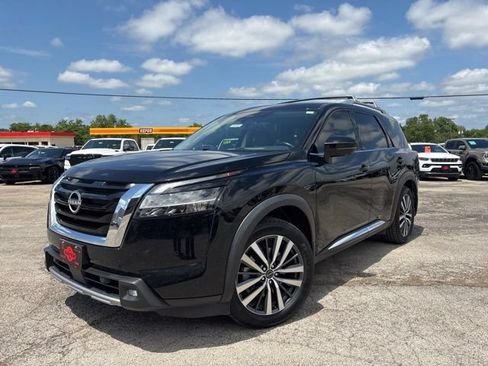 Used 2022 Nissan Pathfinder Platinum w/ Cargo Package AWD/4WD image 2