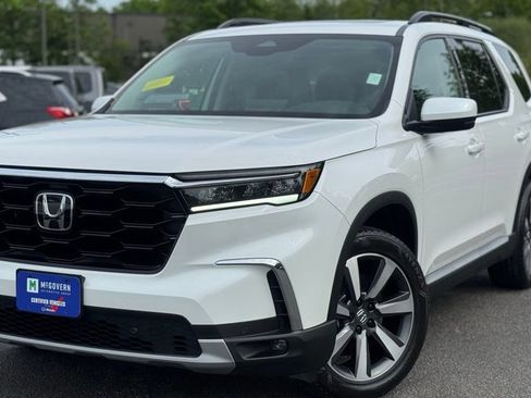 Used 2025 Honda Pilot Touring image 1