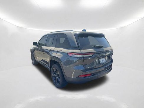 Used 2025 Jeep Grand Cherokee Altitude RWD image 8