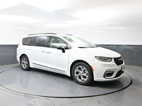 Used 2023 Chrysler Pacifica Limited image 6