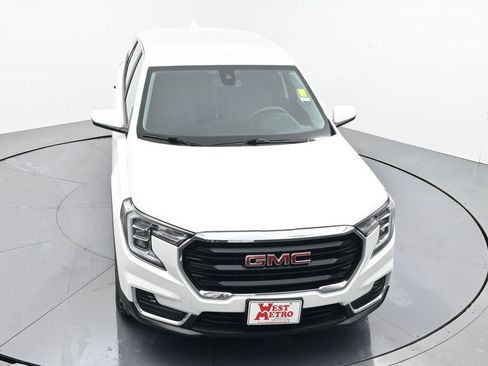 Used 2024 GMC Terrain SLE image 4