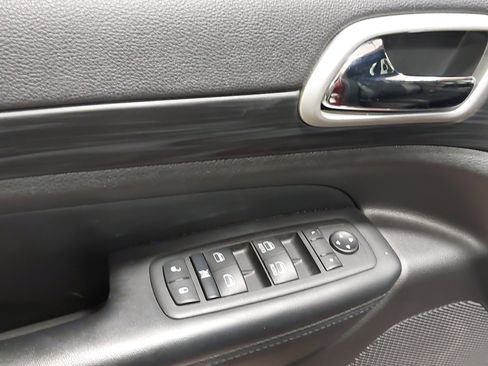 Used 2021 Jeep Grand Cherokee Laredo X image 25