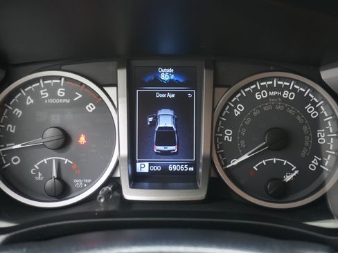 Used 2017 Toyota Tacoma SR5 w/ Tow Package RWD image 16