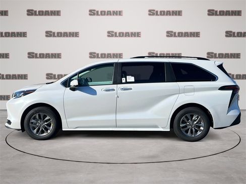 New 2026 Toyota Sienna XLE image 2