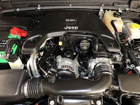 Used 2019 Jeep Wrangler Unlimited Sahara w/ Safety Group AWD/4WD image 36