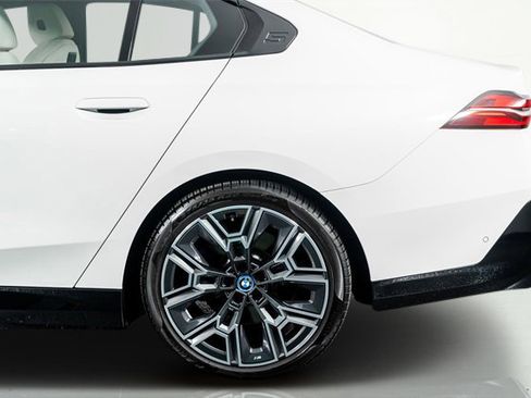 Used 2025 BMW i5 xDrive40 w/ M Sport Package image 13