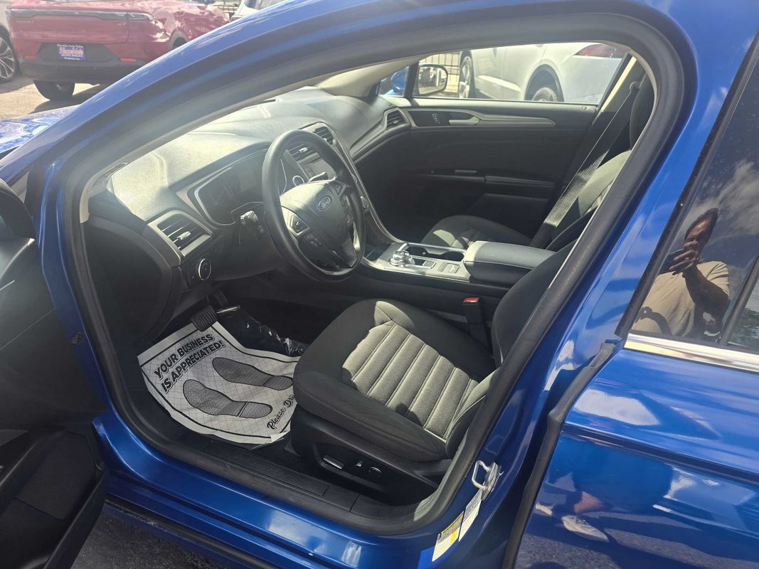 Used 2017 Ford Fusion SE FWD image 16