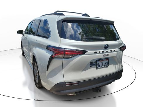 Used 2022 Toyota Sienna XLE w/ XLE Plus Package FWD image 4