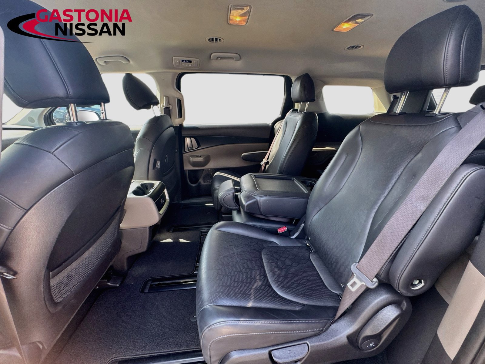 Used 2025 Kia Carnival FWD image 32