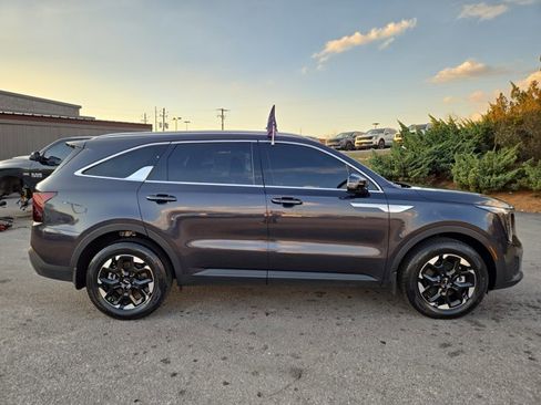 Used 2025 Kia Sorento S image 5