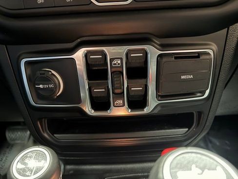 Used 2022 Jeep Wrangler Unlimited Sahara w/ Cold Weather Group image 18