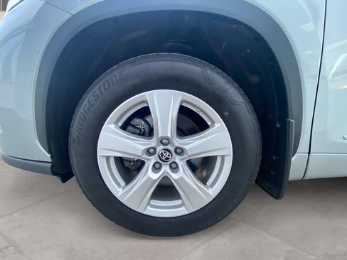 Used 2023 Toyota Highlander LE AWD/4WD image 9