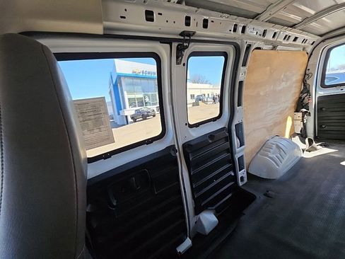 Used 2021 Chevrolet Express 2500 RWD image 18