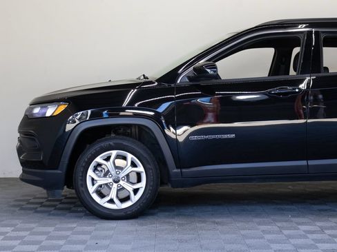 Used 2025 Jeep Compass Latitude AWD/4WD image 8